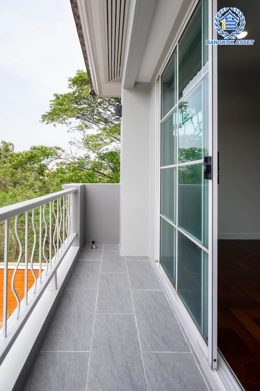 บ้านมือสองตกแต่งใหม่ แบรนด์ LH ม.มัณฑนา พุทธมณฑล-ปิ่นเกล้า หลังมุม เนื้อที่ 66.7 ตร.ว. ฟังก์ชันจัดเต็ม 3 ห้องนอน 3 ห้องน้ำ จอดรถได้ 2 คัน Facilities ครบครัน! บนทำเลดีที่สุด ใกล้ทางคู่ขนานลอยฟ้าบรมราชชนนี เชื่อมต่อถนนหลักหลายเส้นสาย, ม.มหิดล, เซ็นทรัลศาลายา ฯลฯ